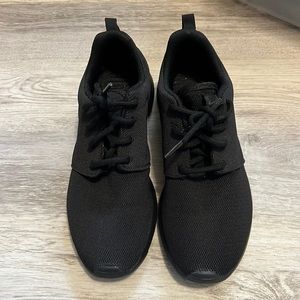 Like new Black Nike Roshe One